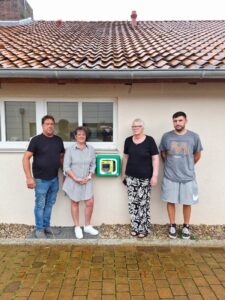 Mehr über den Artikel erfahren Neuer Lebensretter in Schaumburg: Defibrillator an Dorfgemeinschaftshaus installiert